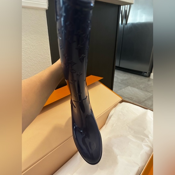 LOUIS VUITTON RAIN BOOTS - Picture 5 of 6